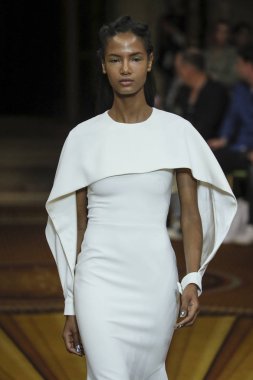 New York, Ny - Eylül 08: Manken Christian Siriano - New York moda haftası sırasında pist pist yürür: gösterir üzerinde 8 Eylül 2018 New York City.