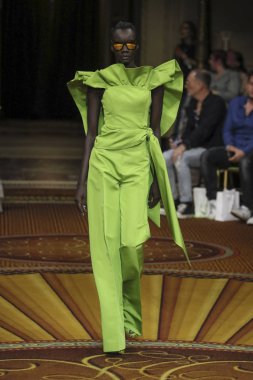 New York, Ny - Eylül 08: Manken Christian Siriano - New York moda haftası sırasında pist pist yürür: gösterir üzerinde 8 Eylül 2018 New York City.