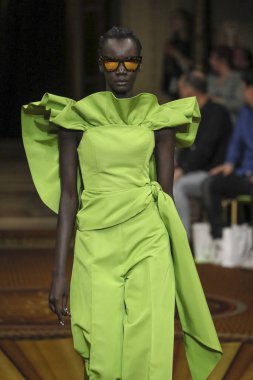 New York, Ny - Eylül 08: Manken Christian Siriano - New York moda haftası sırasında pist pist yürür: gösterir üzerinde 8 Eylül 2018 New York City.