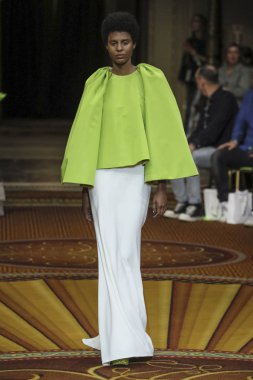 New York, Ny - Eylül 08: Manken Christian Siriano - New York moda haftası sırasında pist pist yürür: gösterir üzerinde 8 Eylül 2018 New York City.