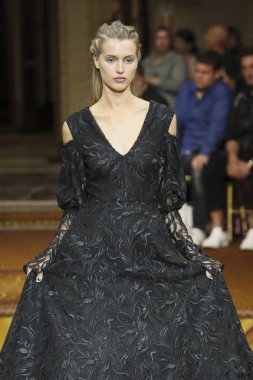 New York, Ny - Eylül 08: Manken Christian Siriano - New York moda haftası sırasında pist pist yürür: gösterir üzerinde 8 Eylül 2018 New York City.