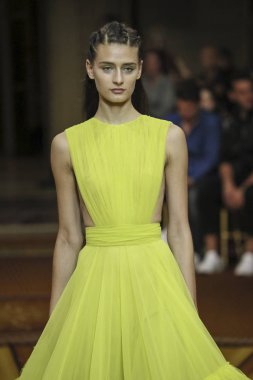 New York, Ny - Eylül 08: Manken Christian Siriano - New York moda haftası sırasında pist pist yürür: gösterir üzerinde 8 Eylül 2018 New York City.