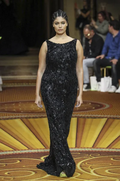 New York Settembre Una Modella Percorre Pista Christian Siriano Runway — Foto Stock