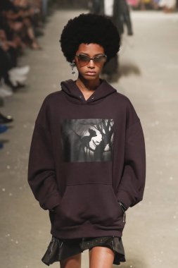 New York, Ny - 11 Eylül: Manken pist koç 1941 için New York moda haftası sırasında yürür: gösterir üzerinde 11 Eylül 2018 New York City.