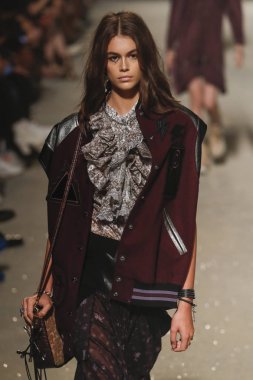 New York, Ny - 11 Eylül: Kaia Gerber New York moda haftası sırasında Koç 1941 için pist yürür: gösterir üzerinde 11 Eylül 2018 New York City.