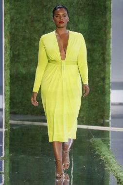 New York, Ny - Eylül 07: Manken New York moda haftası sırasında Cushnie için pist yürür: gösterir Galerisi ben New York'ta 7 Eylül 2018 bahar stüdyolarında.