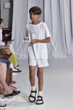 New York, Ny - 15 Eylül: Manken pist Collina Strada için New York moda haftası sırasında yürür: gösterir üzerinde 15 Eylül 2018 New York City.