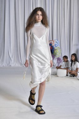 New York, Ny - 15 Eylül: Manken pist Collina Strada için New York moda haftası sırasında yürür: gösterir üzerinde 15 Eylül 2018 New York City.