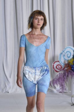 New York, Ny - 15 Eylül: Manken pist Collina Strada için New York moda haftası sırasında yürür: gösterir üzerinde 15 Eylül 2018 New York City.