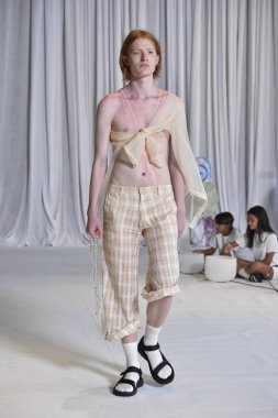 New York, Ny - 15 Eylül: Manken pist Collina Strada için New York moda haftası sırasında yürür: gösterir üzerinde 15 Eylül 2018 New York City.