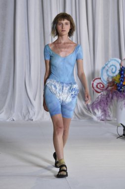 New York, Ny - 15 Eylül: Manken pist Collina Strada için New York moda haftası sırasında yürür: gösterir üzerinde 15 Eylül 2018 New York City.