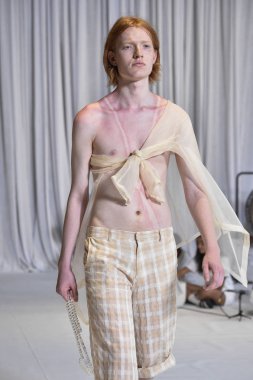 New York, Ny - 15 Eylül: Manken pist Collina Strada için New York moda haftası sırasında yürür: gösterir üzerinde 15 Eylül 2018 New York City.