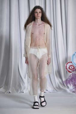 New York, Ny - 15 Eylül: Manken pist Collina Strada için New York moda haftası sırasında yürür: gösterir üzerinde 15 Eylül 2018 New York City.