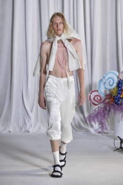 New York, Ny - 15 Eylül: Manken pist Collina Strada için New York moda haftası sırasında yürür: gösterir üzerinde 15 Eylül 2018 New York City.