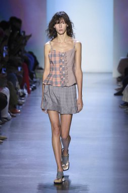 New York, Ny - Eylül 07: Manken New York moda haftası sırasında kavramı Kore için pist yürür: gösterir Galerisi ben New York'ta 7 Eylül 2018 bahar stüdyolarında.