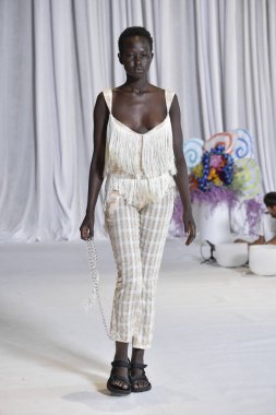 New York, Ny - 15 Eylül: Manken pist Collina Strada için New York moda haftası sırasında yürür: gösterir üzerinde 15 Eylül 2018 New York City.