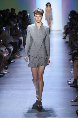 New York, Ny - Eylül 07: Manken New York moda haftası sırasında kavramı Kore için pist yürür: gösterir Galerisi ben New York'ta 7 Eylül 2018 bahar stüdyolarında.