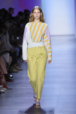 New York, Ny - Eylül 07: Manken New York moda haftası sırasında kavramı Kore için pist yürür: gösterir Galerisi ben New York'ta 7 Eylül 2018 bahar stüdyolarında.