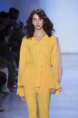 New York, Ny - Eylül 07: Manken New York moda haftası sırasında kavramı Kore için pist yürür: gösterir Galerisi ben New York'ta 7 Eylül 2018 bahar stüdyolarında.