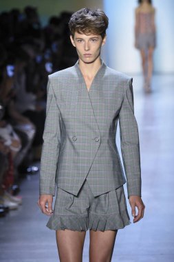 New York, Ny - Eylül 07: Manken New York moda haftası sırasında kavramı Kore için pist yürür: gösterir Galerisi ben New York'ta 7 Eylül 2018 bahar stüdyolarında.