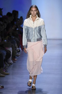 New York, Ny - Eylül 07: Manken New York moda haftası sırasında kavramı Kore için pist yürür: gösterir Galerisi ben New York'ta 7 Eylül 2018 bahar stüdyolarında.