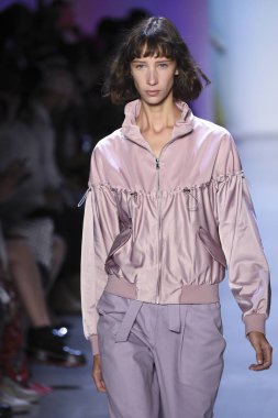 New York, Ny - Eylül 07: Manken New York moda haftası sırasında kavramı Kore için pist yürür: gösterir Galerisi ben New York'ta 7 Eylül 2018 bahar stüdyolarında.