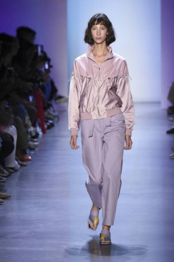 New York, Ny - Eylül 07: Manken New York moda haftası sırasında kavramı Kore için pist yürür: gösterir Galerisi ben New York'ta 7 Eylül 2018 bahar stüdyolarında.