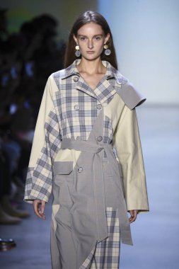 New York, Ny - Eylül 07: Manken New York moda haftası sırasında kavramı Kore için pist yürür: gösterir Galerisi ben New York'ta 7 Eylül 2018 bahar stüdyolarında.