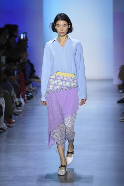 New York, Ny - Eylül 07: Manken New York moda haftası sırasında kavramı Kore için pist yürür: gösterir Galerisi ben New York'ta 7 Eylül 2018 bahar stüdyolarında.