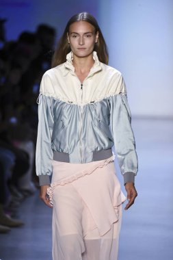 New York, Ny - Eylül 07: Manken New York moda haftası sırasında kavramı Kore için pist yürür: gösterir Galerisi ben New York'ta 7 Eylül 2018 bahar stüdyolarında.