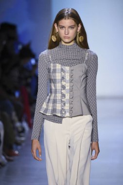 New York, Ny - Eylül 07: Manken New York moda haftası sırasında kavramı Kore için pist yürür: gösterir Galerisi ben New York'ta 7 Eylül 2018 bahar stüdyolarında.