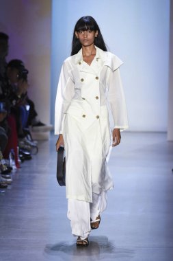 New York, Ny - Eylül 07: Manken New York moda haftası sırasında kavramı Kore için pist yürür: gösterir Galerisi ben New York'ta 7 Eylül 2018 bahar stüdyolarında.