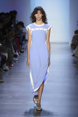 New York, Ny - Eylül 07: Manken New York moda haftası sırasında kavramı Kore için pist yürür: gösterir Galerisi ben New York'ta 7 Eylül 2018 bahar stüdyolarında.