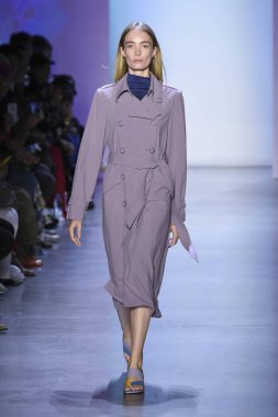 New York, Ny - Eylül 07: Manken New York moda haftası sırasında kavramı Kore için pist yürür: gösterir Galerisi ben New York'ta 7 Eylül 2018 bahar stüdyolarında.