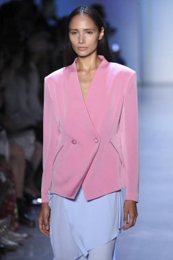 New York, Ny - Eylül 07: Manken New York moda haftası sırasında kavramı Kore için pist yürür: gösterir Galerisi ben New York'ta 7 Eylül 2018 bahar stüdyolarında.