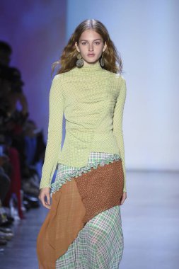 New York, Ny - Eylül 07: Manken New York moda haftası sırasında kavramı Kore için pist yürür: gösterir Galerisi ben New York'ta 7 Eylül 2018 bahar stüdyolarında.