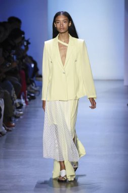 New York, Ny - Eylül 07: Manken New York moda haftası sırasında kavramı Kore için pist yürür: gösterir Galerisi ben New York'ta 7 Eylül 2018 bahar stüdyolarında.