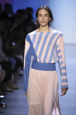 New York, Ny - Eylül 07: Manken New York moda haftası sırasında kavramı Kore için pist yürür: gösterir Galerisi ben New York'ta 7 Eylül 2018 bahar stüdyolarında.