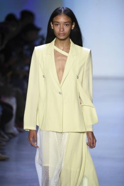 New York, Ny - Eylül 07: Manken New York moda haftası sırasında kavramı Kore için pist yürür: gösterir Galerisi ben New York'ta 7 Eylül 2018 bahar stüdyolarında.