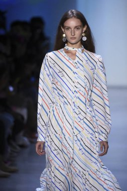 New York, Ny - Eylül 07: Manken New York moda haftası sırasında kavramı Kore için pist yürür: gösterir Galerisi ben New York'ta 7 Eylül 2018 bahar stüdyolarında.