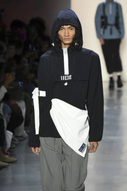 New York, Ny - Eylül 07: Manken New York moda haftası sırasında kavramı Kore için pist yürür: gösterir Galerisi ben New York'ta 7 Eylül 2018 bahar stüdyolarında.