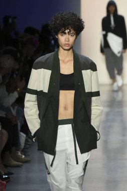 New York, Ny - Eylül 07: Manken New York moda haftası sırasında kavramı Kore için pist yürür: gösterir Galerisi ben New York'ta 7 Eylül 2018 bahar stüdyolarında.