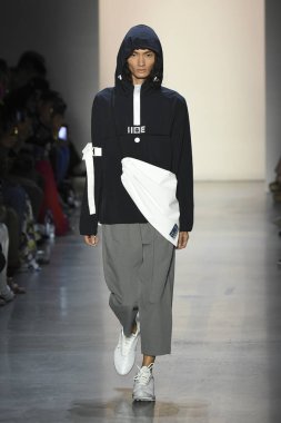 New York, Ny - Eylül 07: Manken New York moda haftası sırasında kavramı Kore için pist yürür: gösterir Galerisi ben New York'ta 7 Eylül 2018 bahar stüdyolarında.