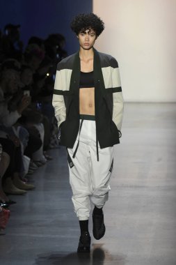 New York, Ny - Eylül 07: Manken New York moda haftası sırasında kavramı Kore için pist yürür: gösterir Galerisi ben New York'ta 7 Eylül 2018 bahar stüdyolarında.