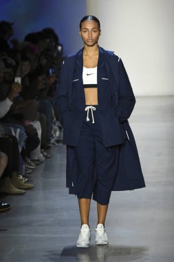 New York, Ny - Eylül 07: Manken New York moda haftası sırasında kavramı Kore için pist yürür: gösterir Galerisi ben New York'ta 7 Eylül 2018 bahar stüdyolarında.