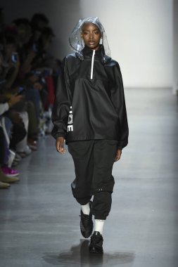 New York, Ny - Eylül 07: Manken New York moda haftası sırasında kavramı Kore için pist yürür: gösterir Galerisi ben New York'ta 7 Eylül 2018 bahar stüdyolarında.