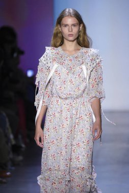 New York, Ny - Eylül 07: Manken New York moda haftası sırasında kavramı Kore için pist yürür: gösterir Galerisi ben New York'ta 7 Eylül 2018 bahar stüdyolarında.