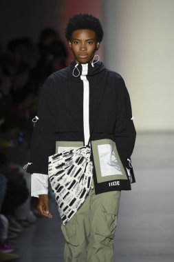 New York, Ny - Eylül 07: Manken New York moda haftası sırasında kavramı Kore için pist yürür: gösterir Galerisi ben New York'ta 7 Eylül 2018 bahar stüdyolarında.