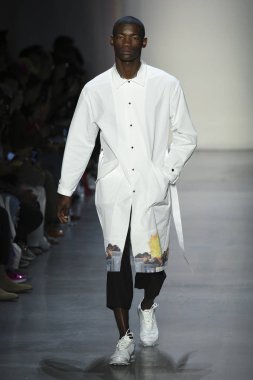 New York, Ny - Eylül 07: Manken New York moda haftası sırasında kavramı Kore için pist yürür: gösterir Galerisi ben New York'ta 7 Eylül 2018 bahar stüdyolarında.