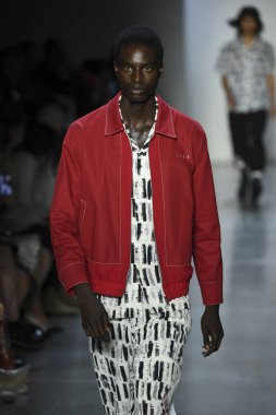New York, Ny - Eylül 07: Manken New York moda haftası sırasında kavramı Kore için pist yürür: gösterir Galerisi ben New York'ta 7 Eylül 2018 bahar stüdyolarında.